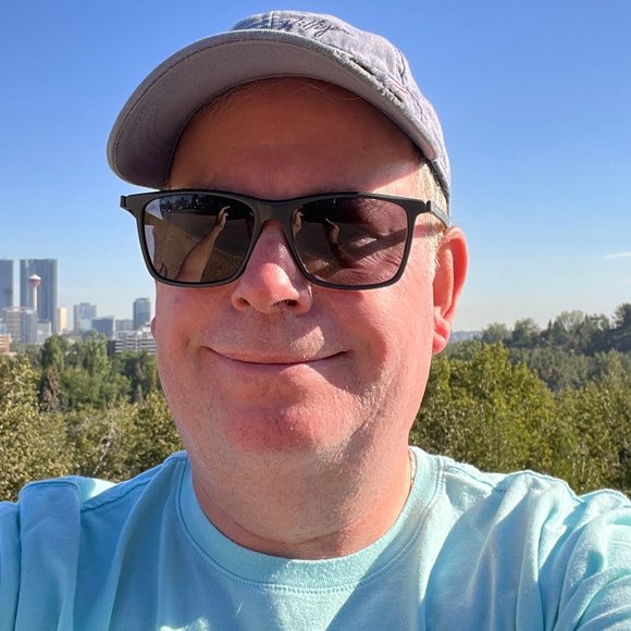 Meet your Poshers Allen & Lynn - Picture 2 of 4